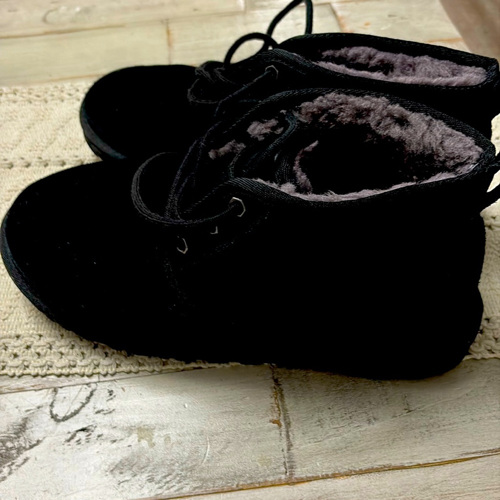 Woman UGG size 8, like new